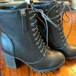 Women’s lug heel/sole, ankle boot. Size: 9. Brand: Top Moda.